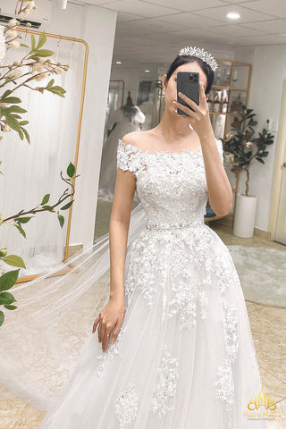 đầm cưới công chúa trễ vai ren