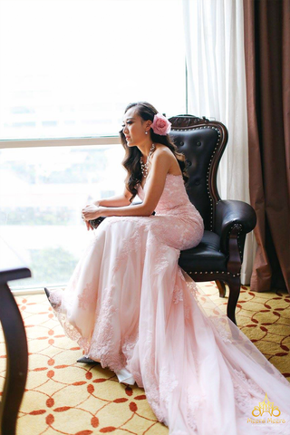 áo cưới đuôi cá màu hồng