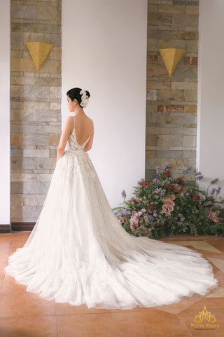 áo cưới hai dây hở lưng sâu lấp lánh