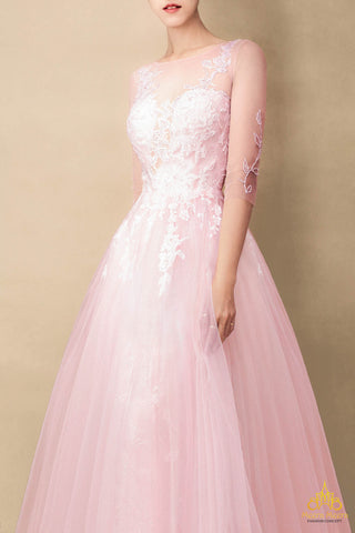 váy cưới màu hồng dâu cổ áo bất đối xứng