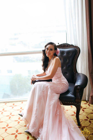 váy cưới đuôi cá màu hồng thiết kế riêng