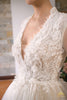 váy cưới cổ cao xẻ ngực sâu phối ren điểm hoa 3D