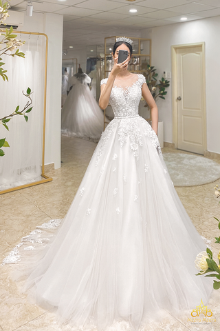 áo cưới công chúa lưới xoè nhẹ đuôi viền ren