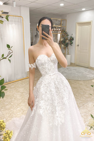 áo cưới tùng chuông voan cúp ngực trễ vai gợi cảm