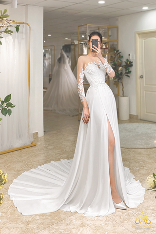 áo cưới xẻ tà lụa thân ren lệch vai