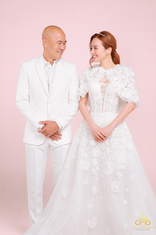 cô dâu mặc áo cưới capelet cánh tiên