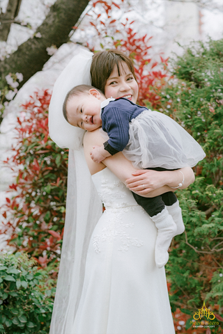 cô dâu mặc áo cưới Meera Meera ở Nhật Bản