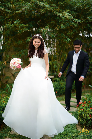 cô dâu Meera Meera mặc váy cưới đơn giản