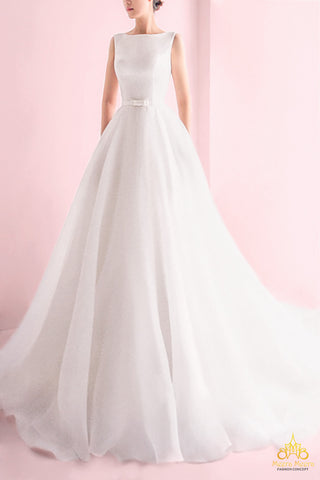 váy cưới cổ thuyền tùng voan minimalist