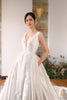 váy cưới công chúa ball gown sát nách xẻ ngực sâu